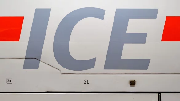 Die günstigsten Tickets für den DB-Fernverkehr gibt es auch wieder auf Papier. - © Patrick Pleul/dpa