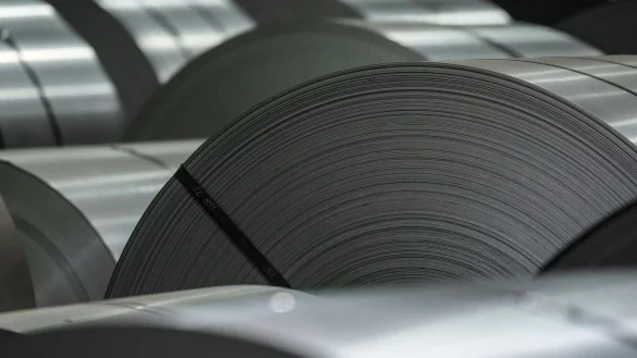 Der in den USA stark vertretene Metallverarbeiter Klöckner & Co. rechnet wegen der US-Strafzölle auf Stahl und Aluminium mit steigenden Gewinnen. (Archivbild) - © Chris Young/The Canadian Press/dpa