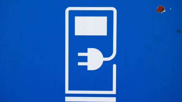 Die Mehrheit der privaten Autobesitzer in Deutschland misstraut nach einer Umfrage der HUK Coburg nach wie vor dem Elektroauto. (Symbolbild) - © Sven Hoppe/dpa