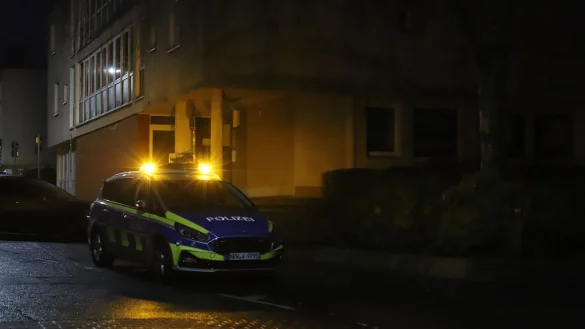 In einer Wohnung wurde ein 33-Jähriger mit Schussverletzungen aufgefunden. - © Sascha Thelen/dpa