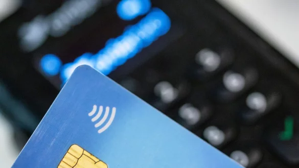 Der Schaden nach Diebst&auml;hlen von Girocards geht deutlich nach oben. (Symbolbild) - &copy; Fernando Gutierrez-Juarez/dpa