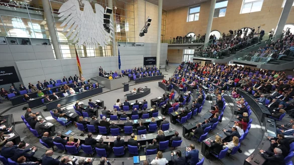 Anträge auf Absetzung der Bundestagssitzung zum Finanzpaket in letzter Minute scheitern. - © Michael Kappeler/dpa