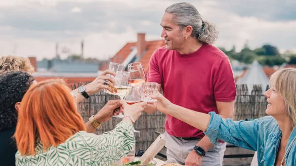 Freu-Leuchttürme im Kalender: Ein Treffen mit Freunden kann einer sein. - © Zacharie Scheurer/dpa-tmn