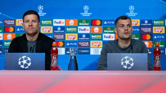 Trainer Xabi Alonso (l) und Granit Xhaka &auml;u&szlig;ern sich bei der Pressekonferenz in der Allianz Arena zur Problematik m&ouml;glicher Gelb-Sperren. - &copy; Sven Hoppe/dpa