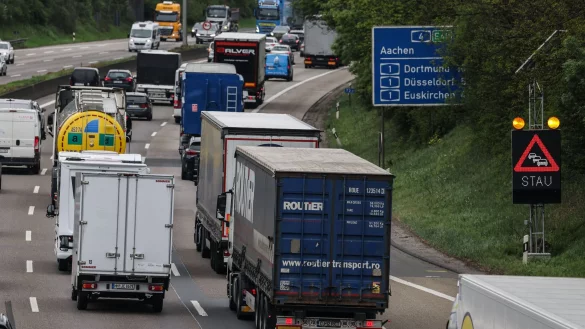 Urlauber, Pendler und Transporteure: Zum Ende der Osterferien war es laut ADAC am Freitag wieder voll auf den Autobahnen. (Archivbild) - © Oliver Berg/dpa