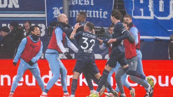 Myron Boadu wird von seinen Mitspielern gefeiert. - &copy; David Inderlied/dpa