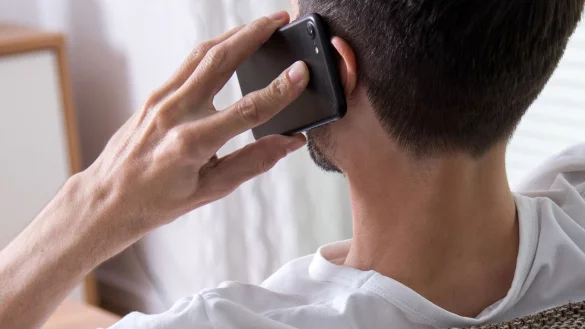 Nicht unter Druck setzen lassen: Die Polizei ruft nie unter der Nummer 110 an - und verlangt telefonisch auch keine Auskünfte über Wertgegenstände oder Kontodaten. - © Christin Klose/dpa-tmn