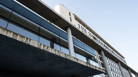 Der 26 Jahre alte Angeklagten räumte die ihm vorgeworfenen 112 Taten zum Prozessbeginn vollumfänglich ein. (Archivbild) - © Swen Pförtner/dpa