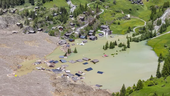 Die Lonza kann nicht abfießen, der Stausee dürfte bald überlaufen. - © Jean-Christophe Bott/KEYSTONE/dpa