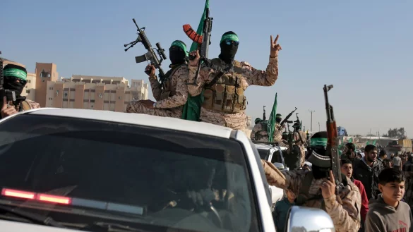 Menschenmenge begrüßt bewaffnete Mitglieder der Terrororganisationen Hamas und Islamischer Dschihad. - © Jehad Alshrafi/AP/dpa