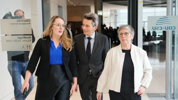 Im Wahlkreis 94 (Köln III) treten Fraktionsvorsitzende aus dem Bundestag gegeneinander an: Rolf Mützenich (SPD) und Katharina Dröge (Grüne, l). (Archivbild) - © Kay Nietfeld/dpa