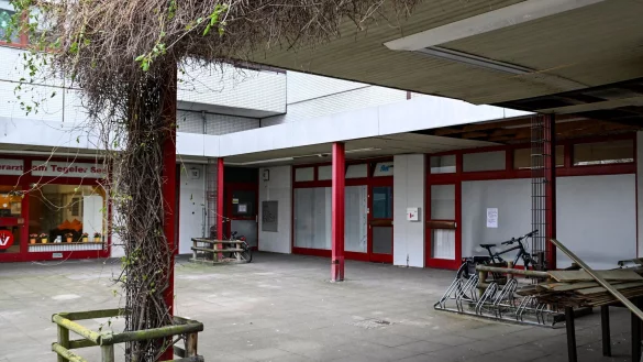 In diesem Hof explodierte zu Silvester eine Kugelbombe, die einen Jungen lebensgefährlich verletzte. - © Jens Kalaene/dpa