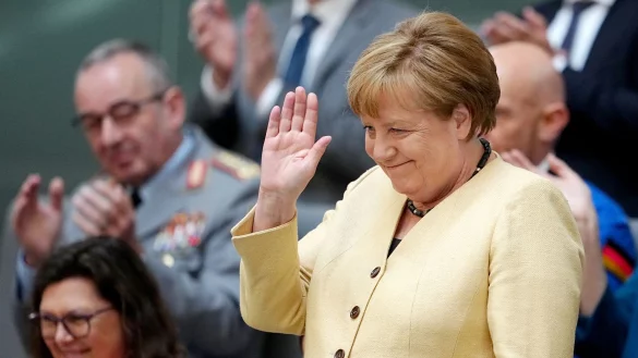 Beim gescheiterten ersten Kanzler-Wahlgang von Friedrich Merz saß Angela Merkel auf der Ehrentribüne. Beim zweiten Anlauf fehlte die Altkanzlerin. Die Gratulation kam später auf einem anderen Weg. - © Kay Nietfeld/dpa