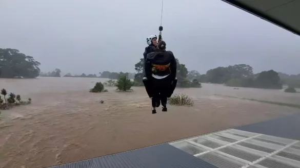 Hunderte Menschen mussten mit Hubschraubern gerettet werden. - © Sam Halloran via AAP/dpa