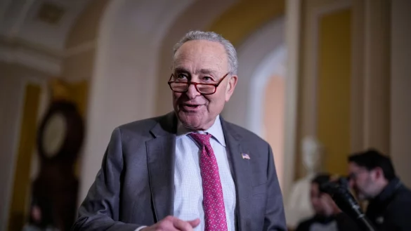 Nach einigem Widerstand gegen einen Haushaltsentwurf der Republikaner lenkt der demokratische Minderheitsführer im Senat, Chuck Schumer, nun ein. (Archivbild) - © J. Scott Applewhite/AP/dpa