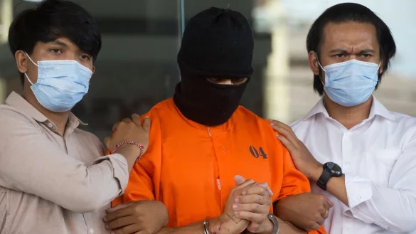 Der Verd&auml;chtige wurde nach seiner Festnahme im Mai in einem orangen Str&auml;flingsanzug der Presse vorgef&uuml;hrt. - &copy; Firdia Lisnawati/AP/dpa