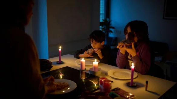 Nach dem weitreichenden Blackout normalisiert sich die Lage in Spanien und Portugal allmählich - aber einige Haushalte sind noch immer im Dunklen. - © Emilio Morenatti/AP/dpa