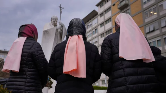 Papst Franziskus liegt seit mehr als zwei Wochen im Gemelli-Krankenhaus, wo vor einem Denkmal von Johannes Paul II. Nonnen für ihn beten. - © Kirsty Wigglesworth/AP/dpa