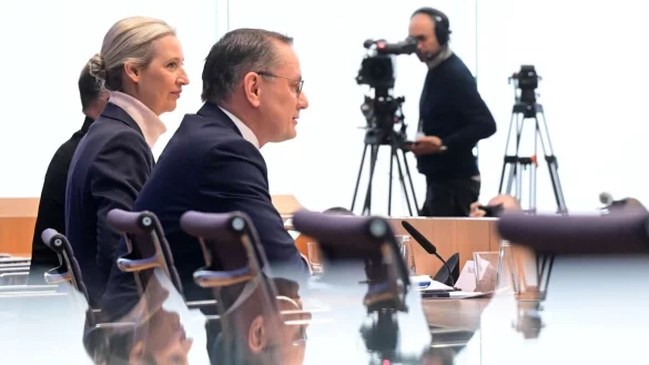 Tino Chrupalla und Alice Weidel würden gerne auch die neue AfD-Bundestagsfraktion gemeinsam als Vorsitzende leiten. - © Julian Stratenschulte/dpa