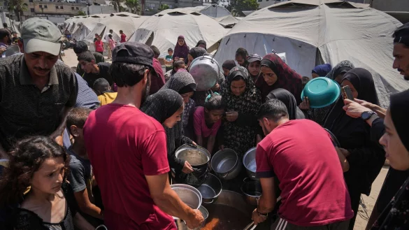 Berichten von UN-Organisationen zufolge hungern mittlerweile so gut wie alle Bewohner des K&uuml;stenstreifens. - &copy; Jehad Alshrafi/AP/dpa
