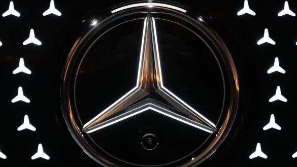 Zu Jahresbeginn musste Mercedes-Benz einen Gewinneinbruch hinnehmen. (Archivbild) - © Marijan Murat/dpa