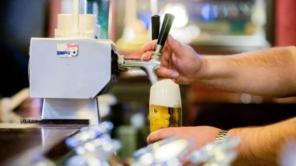 Vor allem die Gastronomie leidet weiter unter den Folgen der Corona-Pandemie. (Symbolbild) - © Christoph Soeder/dpa