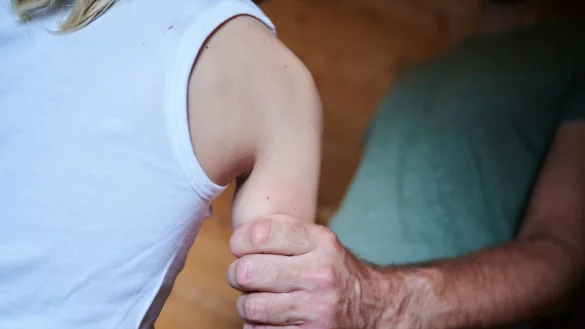 Eine Umfrage wirft einen Blick auf Erziehungsmethoden. (Symbolbild) - © Annette Riedl/dpa