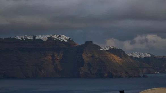 Santorini kommt nicht zur Ruhe. (Archivbild) - © Petros Giannakouris/AP/dpa