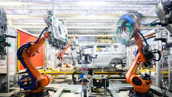 Die Autoindustrie ist ein wichtiger Abnehmer f&uuml;r Robotik und Automatisierung - und derzeit in einer Schw&auml;chephase. (Archivbild) - &copy; Julian Stratenschulte/dpa/dpa-tmn