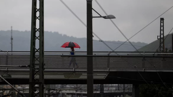 Auch in den kommenden Tagen sollte man die Regenjacke oder den Regenschirm griffbereit haben. - © Marijan Murat/dpa