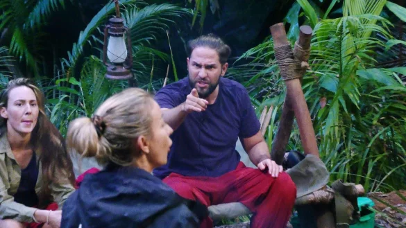 Am Lagerfeuer eskaliert die Situation - und Maurice Dziwak ist mittendrin. - © RTL/dpa