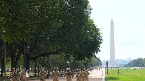 Die US-Regierung hat Washington unter Bundeskontrolle gestellt - die Nationalgarde patrouilliert durch die Hauptstadt. - © Jacquelyn Martin/AP/dpa