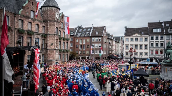 Zehn Euro &Ouml;PNV-Rabatt gibt es w&auml;hrend der Karnevalstage in NRW. (Symbolbild) - &copy; Fabian Strauch/dpa