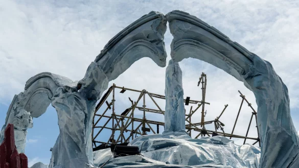 Innerhalb weniger Tage wurde eine alternative Hauptbühne errichtet. - © Marius Burgelman/Belga/dpa