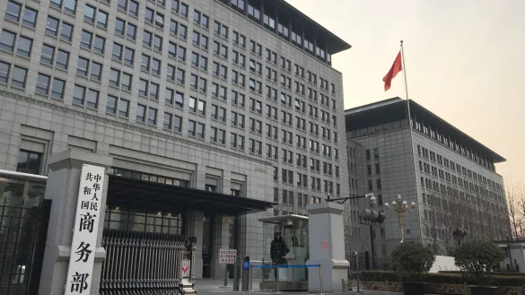 Chinas Handelsministerium hat den USA mit Gegenmaßnahmen für weitere Zölle gedroht. (Archivbild) - © Oliver Zhang/AP/dpa