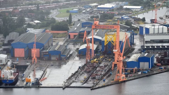 Behördenschiffe und Fähren dürfen künftig auf einer Werft im ostfriesischen Emden abgewrackt und recycelt werden. (Archivbild) - © Carmen Jaspersen/dpa