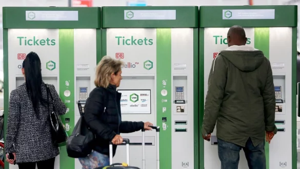 2025 ändert sich beim VRR einiges bei den Tickets. (Symbolbild) - © Roland Weihrauch/dpa