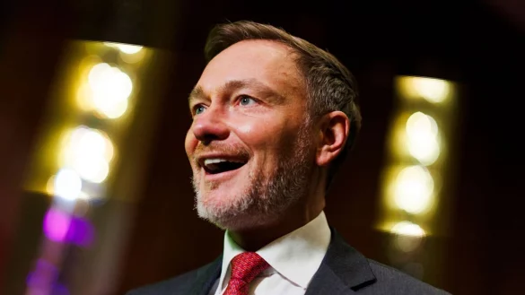 Der Schaum war nicht das Schlimmste beim Tortenwurf auf Christian Lindner - «traumatisierend» fand der die fehlende Sahne. - © Christoph Reichwein/dpa