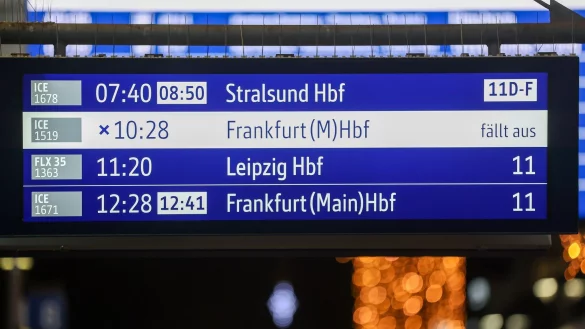 Die Deutsche Bahn will besser über Störungen informieren. (Archivbild) - © Bodo Marks/dpa