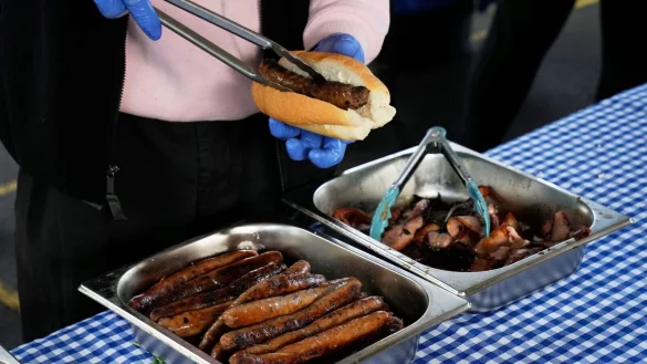 Demokratie-Würstchen haben in Down Under Tradition. - © Rick Rycroft/AP/dpa