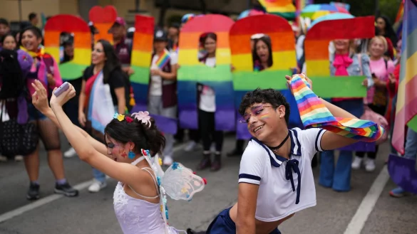 Rekordbeteiligung in Mexiko-Stadt: Hunderttausende zogen durch die Straßen. - © Eduardo Verdugo/AP/dpa