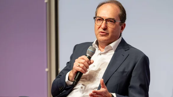 &laquo;Ich bin nicht bereit, auf regul&auml;re Aufnahmeverfahren, ich bin nicht bereit, auf Sicherheits&uuml;berpr&uuml;fungen zu verzichten&raquo;, sagte Dobrindt. - &copy; Fabian Sommer/dpa