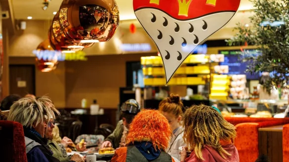 Nach Karneval beginnt für manche Menschen eine Fastenzeit bis Ostern. - © Christoph Reichwein/dpa