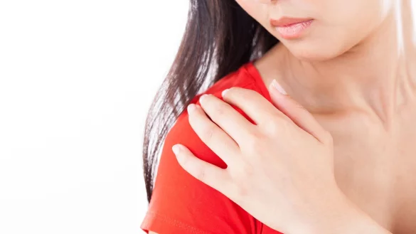 Arthrose, Kalkschulter oder Verspannungen: Die Ursache von anhaltenden Schulterschmerzen sollten in einer Arztpraxis abgeklärt werden. - © Christin Klose/dpa-tmn