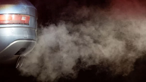 Für zu viel ausgestoßenes CO2 müssen die Autohersteller in der EU Strafe zahlen. Doch die Regeln werden gelockert. (Archivfoto) - © Marijan Murat/dpa