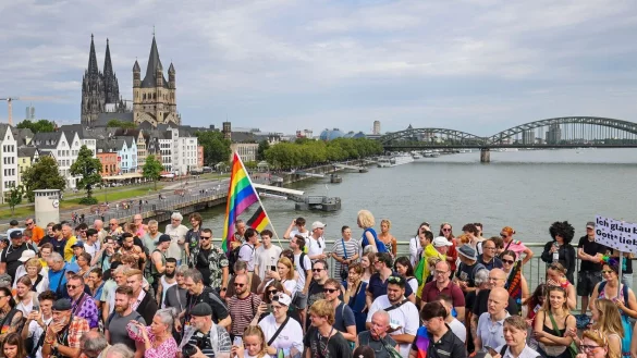 Amerikanische Sponsoren, die den Kölner CSD teils seit vielen Jahren finanziell unterstützt haben, reagieren nun auf das veränderte Klima in den USA und ziehen sich zurück. (Archivbild) - © Christoph Reichwein/dpa