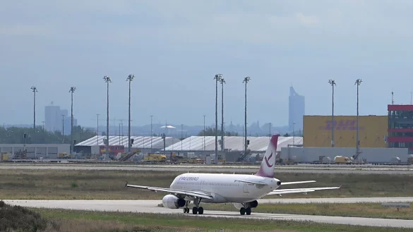 Am Flughafen Leipzig/Halle ist ein Abschiebeflug mit dem Ziel Bagdad gestartet. - &copy; Hendrik Schmidt/dpa