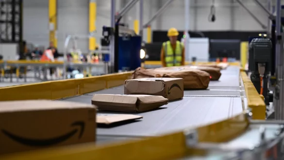 Pakete von Amazon laufen &uuml;ber ein Sortierband - ein Teil der auf amazon.de bestellten Pakete kommen direkt von Amazon, andere von Marktplatz-Firmen. - &copy; Wolf von Dewitz/dpa