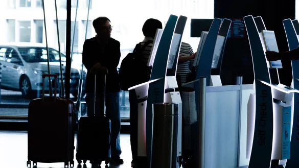 Nach einem Cyberangriff sollten Passagiere in Berlin am Flughafen eigenst&auml;ndig einchecken. - &copy; Carsten Koall/dpa