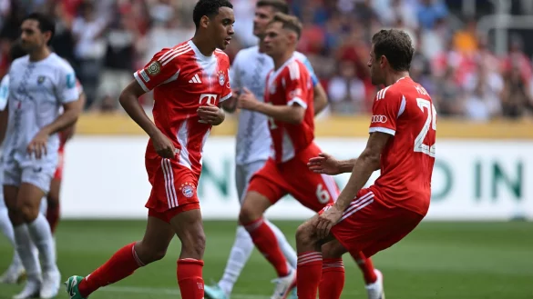 Dem spielfreudigen Jamal Musiala (l) reichten 30 Comeback-Minuten zum Hattrick. Mit ihm jubelt Thomas Müller (r). - © Sven Hoppe/dpa